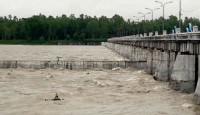 ধেয়ে আসছে পাহাড়ি ঢল, সতর্ক থাকার জন্য করা হচ্ছে মাইকিং